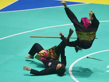 Pesilat Indonesia, Ayu Sidan Wilantari dan Ni Made Dwiyanti, saat beraksi pada Asean Games di Padepokan TMII, Jakarta, Rabu (29/8/2018). Ayu/Made berhasil meraih emas pada nomor seni ganda putri. (Merdeka.com/Imam Buhori)