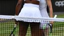 Petenis Simona Halep (kanan) memeluk Serena Williams usai mengalahkannya dalam pertandingan final tunggal putri Wimbledon 2019 di London, Inggris, Sabtu(13/7/2019). Petenis Rumania itu mengalahkan jagoan Amerika Serikat dua set langsung, 6-2 dan 6-2. (Photo by GLYN KIRK/AFP)