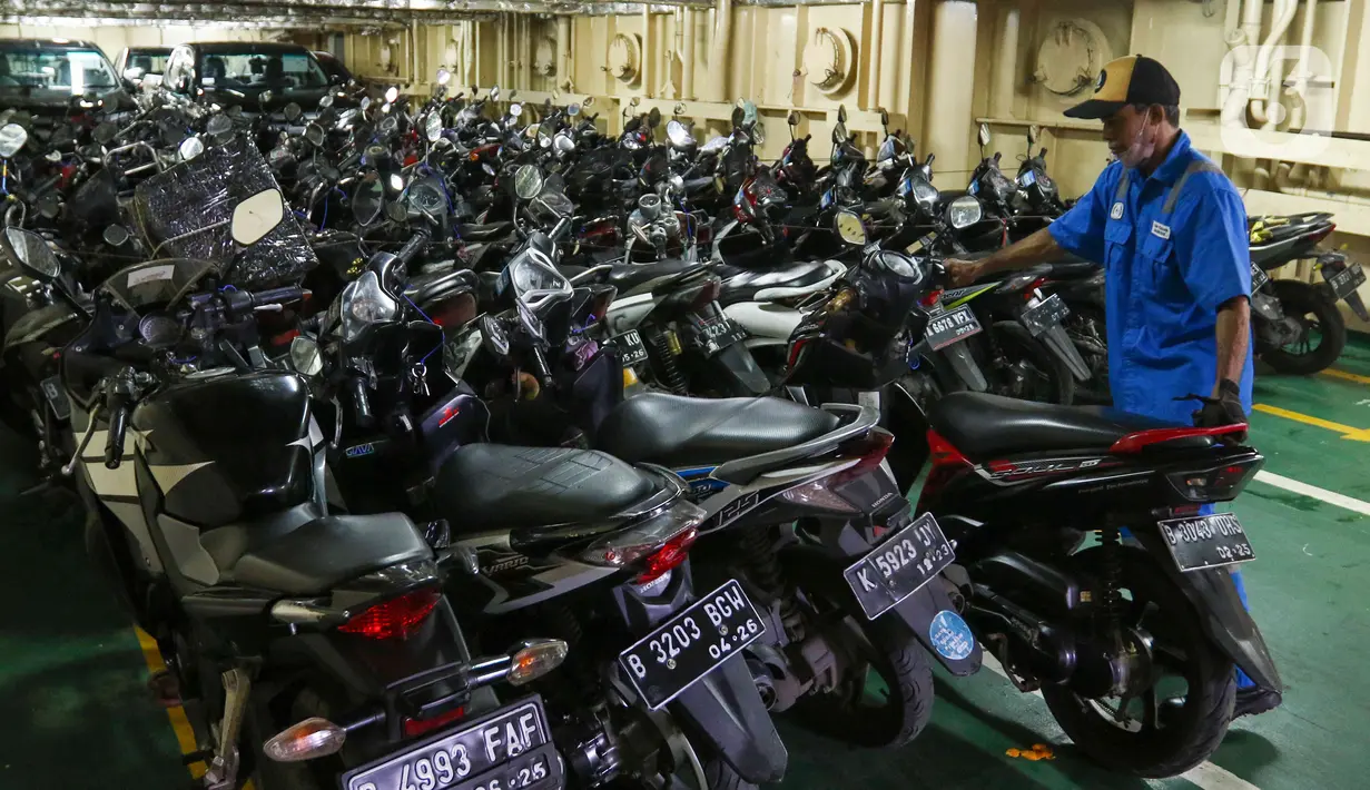 <p>Petugas menata sepeda motor pemudik di dalam kapal laut KM Dobonsolo di Pelabuhan Indonesia 2, Tanjung Priok, Jakarta Utara, Selasa, (26/42022). PT Pelayaran Nasional Indonesia (Persero) memprediksi penumpang kapal pada musim mudik 2022 ini bisa menembus 417.676 orang selama periode H-15 hingga H+15 Lebaran. (Liputan6.com/Herman Zakharia)</p>