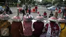 Sejumlah membawa lesung saat menggelar aksi di depan Istana Merdeka, Jakarta, Rabu (12/4). Mereka meminta Pemerintah untuk menghentikan pembangunan dan pabrik semen di Pegunungan Kendeng. (Liputan6.com/Faizal Fanani)
