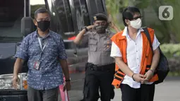 Mantan Kadis DPKAD Pemkot Bandung Herry Nurhayat (kanan) tiba di Gedung KPK, Jakarta, Senin (22/6/2020). Herry akan menjalani persidangan secara online terkait dugaan korupsi pengadaan tanah untuk ruang terbuka hijau di lingkungan Pemerintah Kota Bandung Tahun 2012-2013. (merdeka.com/Dwi Narwoko)