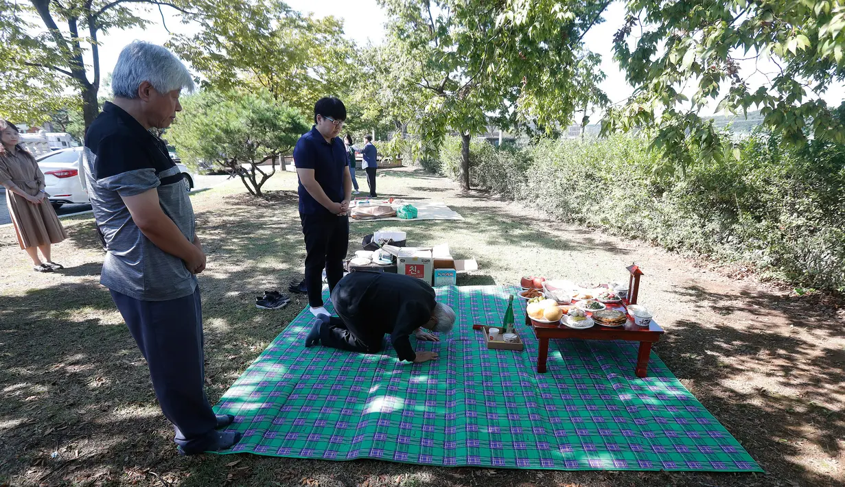 Warga yang lahir di Korut, Park Min-soo memberikan penghormatan kepada leluhur untuk merayakan Chuseok di Imjingak Pavilion, Paju dekat perbatasan dengan Korea Utara, Jumat (13/9/2019). Selebrasi panen atau lebih dikenal dengan Chuseok merupakan hari paling penting di Korea. (AP/Ahn Young-joon)