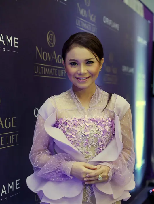 "Pakai Serum baru pelembab malam. Banyak yang bilang 'ah teteh ga tua-tua'. Umur nambah penampilan nggak boleh tua, cewek ingin fresh terus," jelasnya. (Nurwahyunan/Bintang.com)