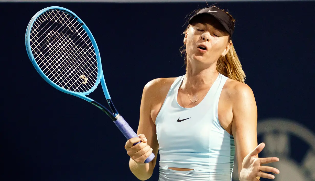 Ekspresi Maria Sharapova saat bertanding melawan Anett Kontaveit dalam putaran pertama turnamen tenis putri Piala Rogers di Toronto, Kanada, Senin (5/8/2019). Anett menaklukkan Sharapova dengan skor 4-6, 6-3, dan 6-4. (Mark Blinch/The Canadian Press via AP)