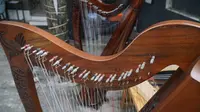 Harpa milik Frasisca Guzheng bermotif Mega Mendung. (Liputan6.com/Huyogo Simbolon)