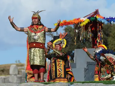 Seniman, David Ancca (kiri) melakukan perannya sebagai Kaisar Inca saat Festival Inti Raymi di kompleks benteng Sacsahuaman, Peru (24/6). Inti Raymi adalah festival matahari yang juga merupakan upacara Inca penting di Peru. (AFP Photo/Cris Bouronce)