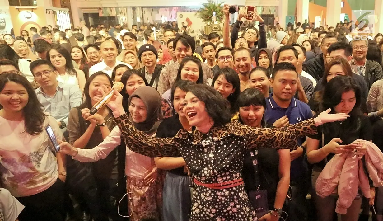 Penyanyi Andien berinteraksi dengan penonton saat bekolaborasi dengan Marcell Siahaan dan DJ Dipha Barus dalam mini konser Music Drip di Jakarta, Kamis (7/2). Music Drip bertujuan memberi warna baru lewat kolaborasi para musisi. (Fimela.com/Bambang Eros)