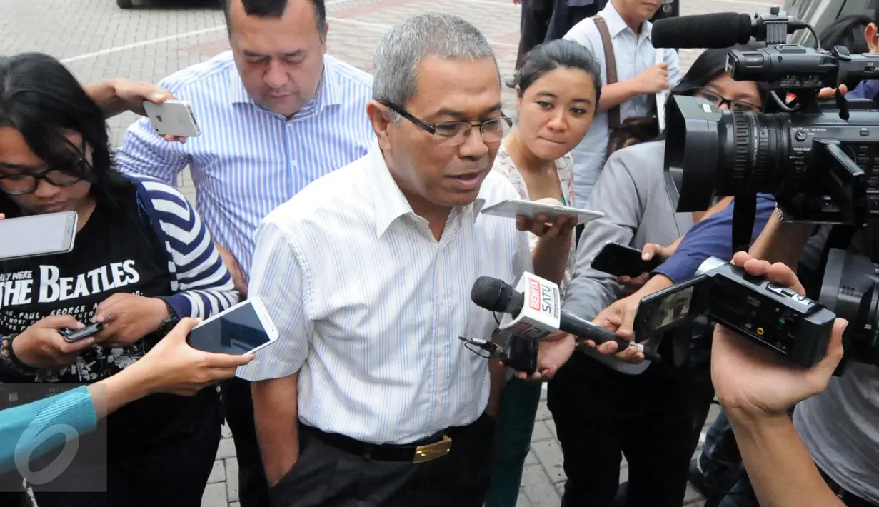 Sekda Pemprov Sumut, Hasban Ritonga menjawab pertanyaan wartawan usai diperiksa KPK, Jakarta, Rabu (25/11/2015). Hasban diperiksa sebagai saksi kasus dugaan suap DPRD Sumut periode 2009-2014 dan 2014-2019. (Liputan6.com/Helmi Afandi)