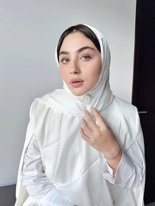 Kini penampilan Margin Wieheerm semakin dipuji warganet karena berusaha tampil tertutup. Bahkan netizen tak ragu sematkan julukan untuk Margin yakni Barbie hidup. Kecantikan yang memesona ini membuat gaya penampilan Margin selalu menarik untuk dilihat. (Liputan6.com/IG/marginw)