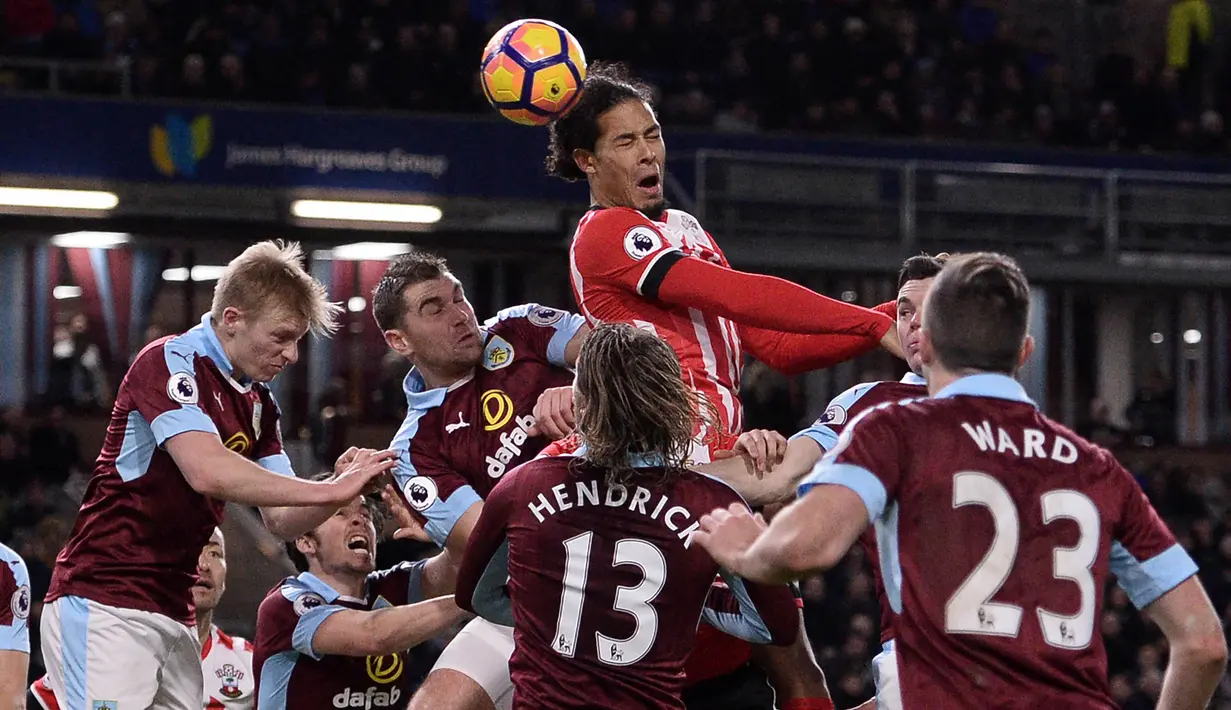 Liverpool menjadikan Virgil van Dijk sebagai bek termahal di dunia setelah sepakat menebusnya dengan banderol 75 juta pounds (Rp 1,36 triliun). (AFP/Oli Scarff)
