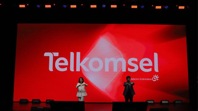 <span>Direktur Utama Telkomsel Hendri Mulya Syam dan Direktur Marketing Telkomsel Rachel Goh mengumumkan logo baru Telkomsel (Foto: Telkomsel).</span>