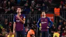 Pemain Barcelona, Sergio Busquets (kiri) dan Gerard Pique bereaksi selama pertandingan pekan ke-20 La Liga Spanyol melawan Leganes di Camp Nou, Senin (21/1). Barcelona kian kokoh di puncak klasemen usai menang 3-1 atas Leganes. (Josep LAGO / AFP)