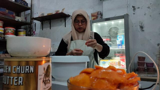 Cerita Pelaku UMKM Cirebon Olah Kue Bolu Dengan Mangga Gedong Gincu