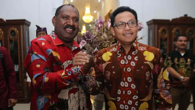 Jabat Erat Damai Wali Kota Malang dan Bupati Puncak Papua