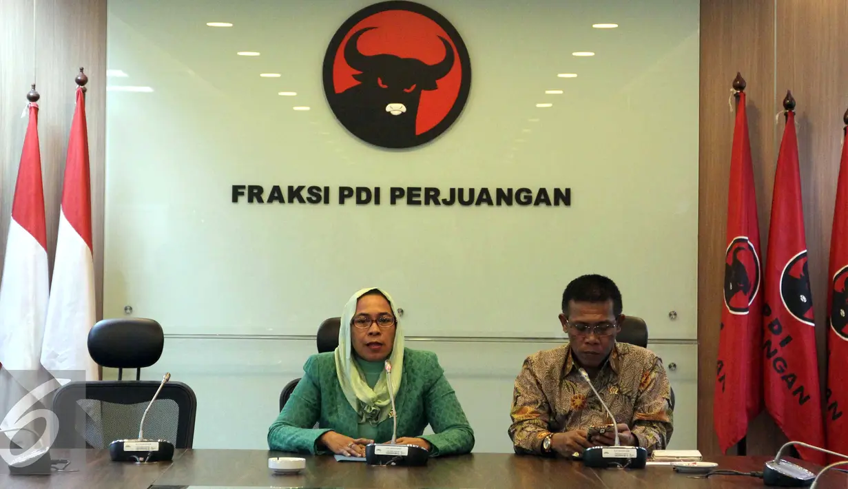 Anggota Komisi III DPR dari Fraksi PDIP Dwi Ria Latifah (kiri) dan Masinton Pasaribu, saat memberikan keterangan pers di Ruang Fraksi PDIP, Senayan, Jakarta. (2/9/2015). Fraksi PDIP tak setuju Komjen Budi Waseso dicopot. (Liputan6.com/Helmi Afandi) 