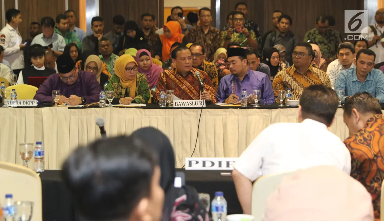 Ketua Bawaslu RI, Abhan (tengah) menyampaikan pandangan saat rapat pleno Rekapitulasi Daftar Pemilih Tetap Hasil Perbaikan (DPTHP) 2 di Jakarta, Kamis (15/11). Rapat dihadiri perwakilan partai politik peserta Pemilu 2019. (Liputan6.com/Helmi Fithriansyah)