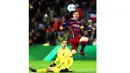 Pemain FC Barcelona, Lionel Messi mencetak gol setelah mengecoh kiper AS Roma, Wojciech Szczesny pada laga UEFA Champions Leage Grup E di Stadion Camp Nou, Barcelona, Spanyol, (24/11/2015). barcelona menang 6-1. (EPA/Toni Albir)