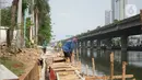 Pekerja menyelesaikan pembuatan turap Kali Ancol di Jakarta Utara, Minggu (15/12/2019). Dinas Sumber Daya Air Pemprov DKI melakukan penataan turap Kali Ancol sebagai bagian dari program pengendali banjir yang nantinya juga akan digunakan sebagai jalur pedestrian. (Liputan6.com/Immanuel Antonius)