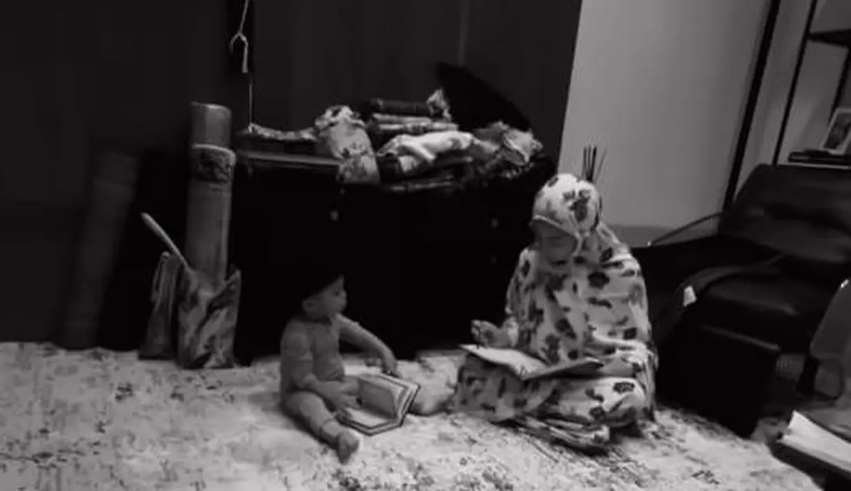 Nikita Willy belajar mengaji ditemani Baby Izz. [Foto: Instagram/nikitawillyofficial94]