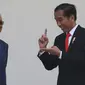 Presiden Joko WIdodo (Jokowi) berbincang dengan Perdana Menteri Malaysia, Mahathir Mohamad di Istana Bogor, Jumat (29/6). Indonesia menjadi negara pertama yang dikunjungi secara resmi oleh PM Mahathir usai dilantik. (Liputan6.com/Angga Yuniar)