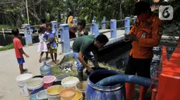 Deretan ember warga saat mengambil air bersih di kawasan Karangbahagia, Kabupaten Bekasi, Jawa Barat, Selasa (7/9/2021). Pemerintah Kabupaten Bekasi mendistribusikan air bersih kepada warga yang tinggal di pinggiran Kali Cilemahabang. (Liputan6.com/Herman Zakharia)
