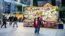 Anak-anak bermain di Pekan Raya Santa Llucia, Barcelona, Spanyol, 1 Desember 2020. Pekan Raya Santa Llucia diadakan mulai 27 November - 23 Desember dengan kapasitas pengunjung dibatasi hanya 30 persen di tengah pandemi COVID-19. (Xinhua/Joan Gosa)