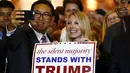 Wakil Ketua DPR RI, Fadli Zon berselfie dengan pendukung Donald Trump di Trump Tower, Manhattan , New York, Kamis (3/9/2015).  Fadli Zon hadir untuk menjadi salah satu anggota delegasi yang datang untuk bertemu dengan Trump. (REUTERS/Lucas Jackson)