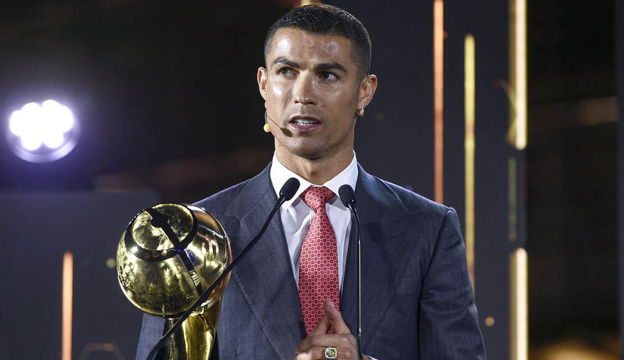 Striker Juventus, Cristiano Ronaldo, memberikan sambutan saat ajang Globe Soccer Award 2020 di Dubai, Minggu (27/12/2020). CR7 meraih penghargaan sebagai pemain terbaik abad ini setelah berhasil mengungguli Lionel Messi. (Fabio Ferrari/La Presse/AP)