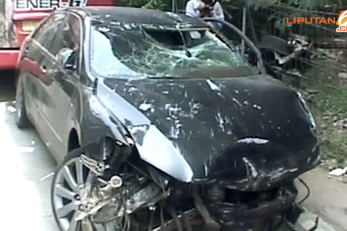 foto-kecelakaan-camry130330c.jpg