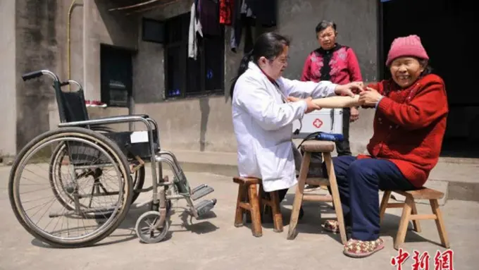 Tak Punya Kaki, Dokter Ini Rela Layani Pasien di Desa Pegunungan