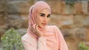 Melihat gaya manis Syahnaz Sadiqah pakai warna pastel. Ia memadukan atasan kaus lengan panjang berwarna pink yang serasi dengan hijabnya, celana bermotif kotak-kotak bernuansa senada, dan tas pink yang serasi. [Foto: Instagram/syahnazs]