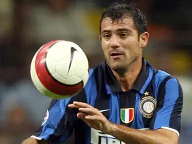 Inter&#039;s Serbian midfielder Dejan Stankovic eyes the ball during their Serie A match Inter vs Napoli at San Siro Stadium in Milan, 06 October 2007. AFP PHOTO / GIUSEPPE CACACE
