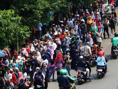 Antrean pengunjung untuk memasuki KAI Travel Fair 2017  mengular hingga ke jalan raya di lokasi acara, JCC Senayan, Jakarta, Sabtu (29/7). Mereka mengantre tiket kereta api diskon yang diselenggarakan oleh PT KAI. (Liputan6.com/Angga Yuniar)