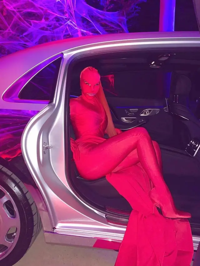 6 Potret Kim Kardashian Pakai Outfit hingga Tutupi Wajah, Tak Hanya di Met Gala