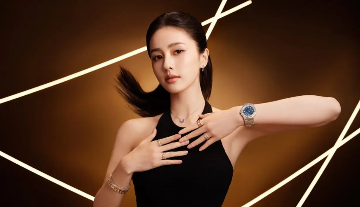 Setiap kubus dipahat secara halus pada setiap tepinya yang simetris sempurna seperti yang dikenakan oleh Bai Lu. Ia mengenakan kalung silvernya dan beberapa cincin. [Chopard]