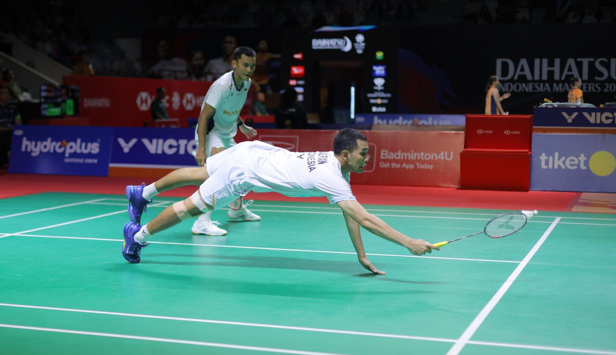 Pertandingan antara wakil Indonesia dan Taiwan berlangsung alot dan sengit. Tampak dalam foto, pebulu tangkis ganda putra Indonesia, Fajar Alfian/Muhammad Shohibul Fikri saat bertanding melawan Chen Zhi Ray/Lin Yu Chieh (Taiwan) pada babak pertama Indonesia Masters 2026 di Istora Gelora Bung Karno, Senayan, Jakarta, Selasa (20/1/2026). (Bola.com/Bagaskara Lazuardi)