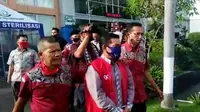 Tersangka penilap infak Masjid Raya Sumbar digiring ke Rutan Anak Air Padang.