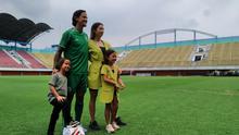 Irfan Bachdim berfoto bersama keluarganya saat diperkenalkan sebagai pemain baru PSS Sleman di Stadion Maguwoharjo, Sleman, Rabu (12/2/2020). (Bola.com/Vincentius Atmaja)