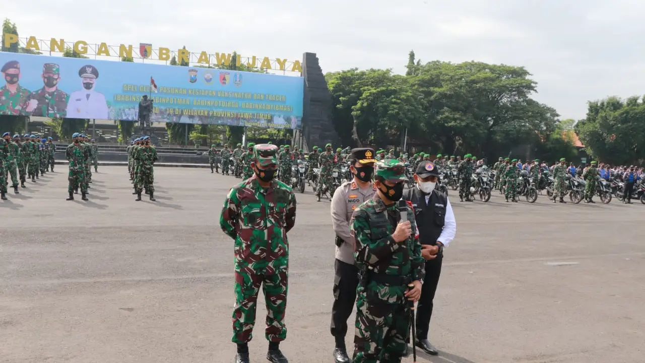 Apel Gelar Kesiapan Tenaga Vaksinator dan Tracer Covid-19 di Lapangan Makodam V Brawijaya, Surabaya,  Rabu (10/2/2021). (Dian Kurniawan/Liputan6.com)