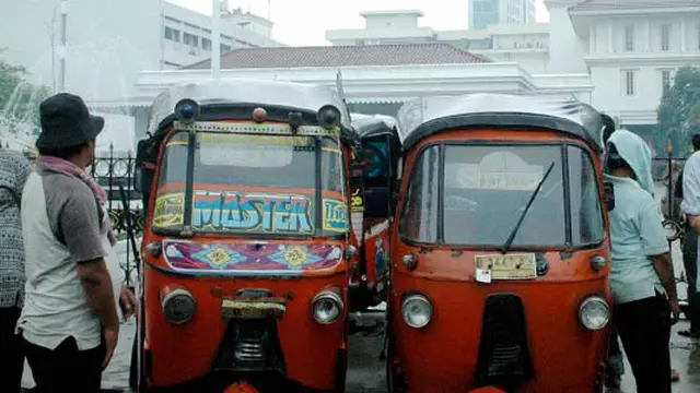 Tolak Lelang, Sopir Bajaj Merah Asapi Kantor Jokowi