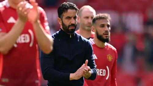 <p>Pelatih Manchester United, Ruben Amorim memberikan tepuk tangan setelah timnya kalah dari West Ham United dalam laga lanjutan Liga Inggris 2024/2025 di Old Trafford, Manchester, Inggris, Minggu (11/05/2025) waktu setempat. (AFP/Oli Scarff)</p>