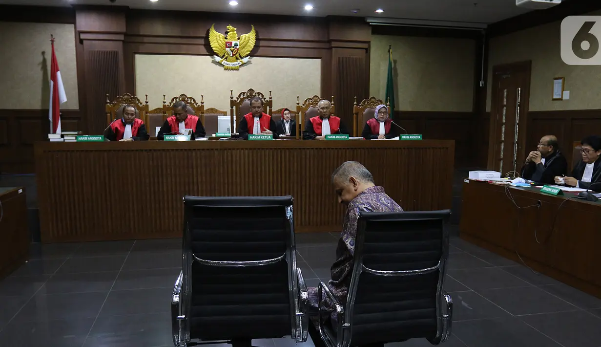 Terdakwa kasus suap proyek PLTU Riau-1 Sofyan Basir menjalani sidang lanjutan di Pengadilan Tipikor, Jakarta, Senin (21/10/2019). Sebelumnya, JPU dari KPK menuntut terdakwa dengan pidana penjara selama lima tahun dan denda Rp 200 juta subsider tiga bulan kurungan. (Liputan6.com/Herman Zakharia)