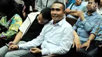 Bupati nonaktif Buton, Samsu Umar Abdul Samiun didampingi keluarganya saat menunggu sidang di Pengadilan Tipikor, Jakarta, Rabu (27/9). Samsu Umar divonis  3 tahun 9 bulan penjara oleh Majelis Hakim. (Liputan6.com/Helmi Afandi)