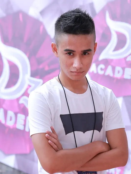 Selain latihan vokal dan koreografi, Ilham tak ingin ketinggalan agar penampilannya terlihat tampan di atas panggung, Ilham memilih berbagai macam pakaian desainer terkenal mendapatkan niai plus dari dewan juri dan penonton. (Galih W.Satria/Bintang.com)