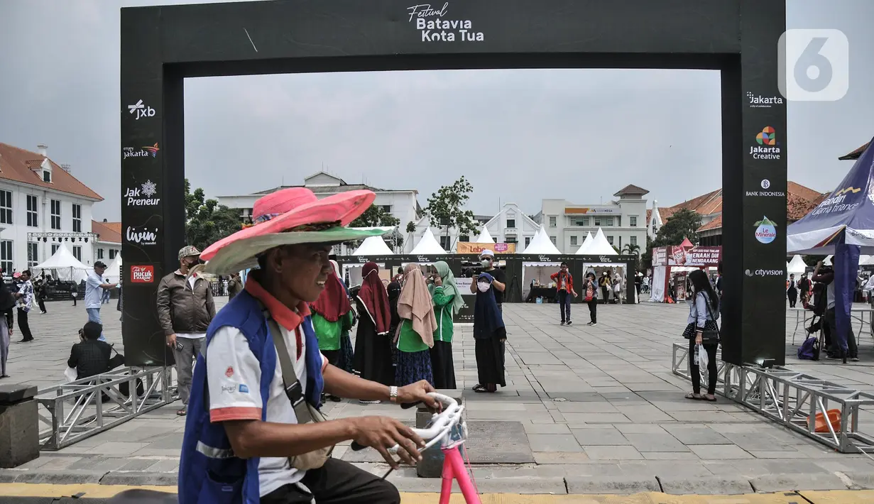 Pengunjung saat mendatangi Festival Batavia Kota Tua, Jakarta, Minggu (28/8/2022). Festival yang berlangsung hingga hari ini tersebut menampilkan sejumlah kesenian tradisional maupun modern dan memamerkan sejumlah produk UMKM di Jakarta sekaligus sebagai momentum diresmikannya wajah baru Kota Tua pasca direvitalisasi. (merdeka.com/Iqbal S Nugroho)