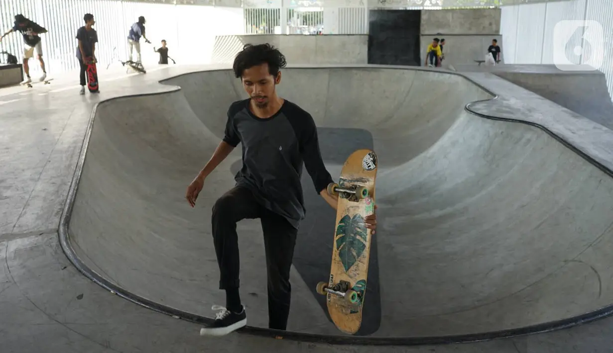 Pengunjung memanfaatkan fasilitas skate park di kolong flyover Pasar Rebo, Jakarta, Selasa (14/1/2020). Skate park yang telah selesai dibangun tersebut kini mulai diramaikan pengunjung, khususnya pada sore hari. (Liputan6.com/Immanuel Antonius)