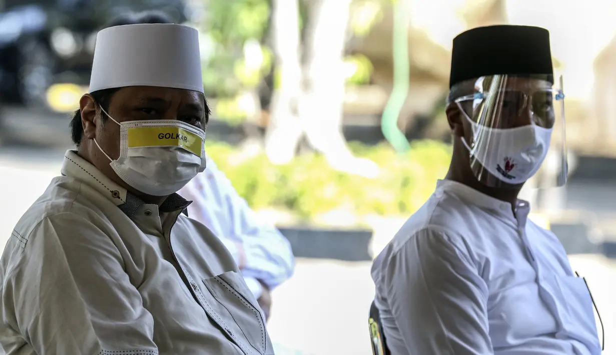 Ketua Umum Partai Golkar Airlangga Hartarto (kiri) saat penyerahan hewan kurban Idul Adha di DPP Partai Golkar, Jakarta, Jumat (31/7/2020). Partai Golkar menyembelih 37 hewan kurban untuk dibagikan ke yayasan, panti asuhan, pesantren, karyawan, dan warga sekitar. (Liputa6.com/Johan Tallo)