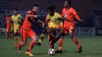Geladang serang Bhayangkara FC Ilham Udin Armaiyn berupaya lewati hadangan pemain Pusamania Borneo FC dalam lanjutan Liga 1 2017 di Stadion Segiri, Samarinda, Senin (29/5/2017). Bhayangkara FC kalah 0-3 di laga itu. (Liputan6.com/Istimewa)
