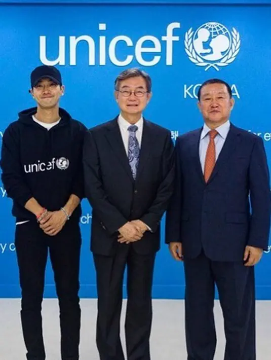 Beberapa waktu lalu, Siwon mengunggah fotonya bersama para perwakilan UNICEF dan mengucapkan rasa suyukur serta ungkapan terima kasih kepada pihak yang telah membantunya. (Instagram/siwonchoi)