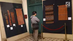 Pengunjung melihat kain tradisional Indonesia di pameran bertajuk Encounters with Bali: A collector’s journey di Museum Tekstil, Jakarta, Rabu (11/7). Pameran ini berlangsung pada 11 Juli hingga 5 Agustus 2018. (Liputan6.com/Immanuel Antonius)